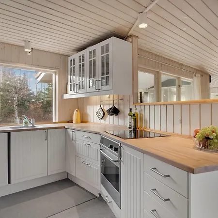 2 Bedroom Gorgeous In Holiday home